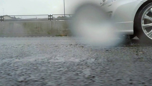 汽车在雨天行驶视频素材
