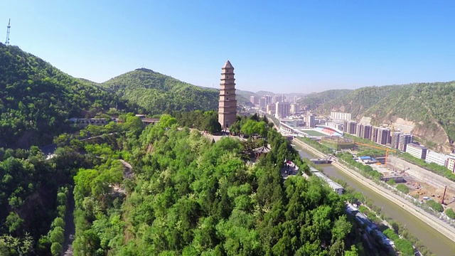 中国陕西延安市宝塔山WS鸟瞰图视频素材