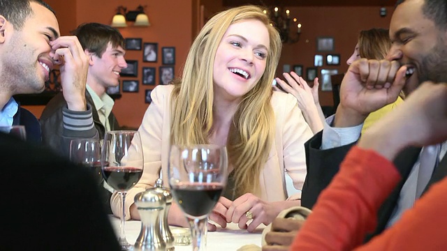 年轻人笑在繁忙的餐厅视频素材