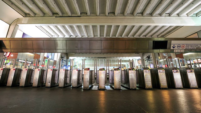 高清时间流逝:人们走进地铁的大门视频素材