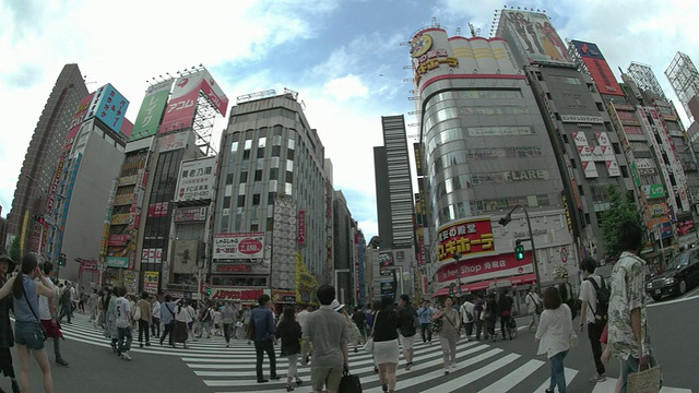 在东京、日本新宿的行人中视频素材