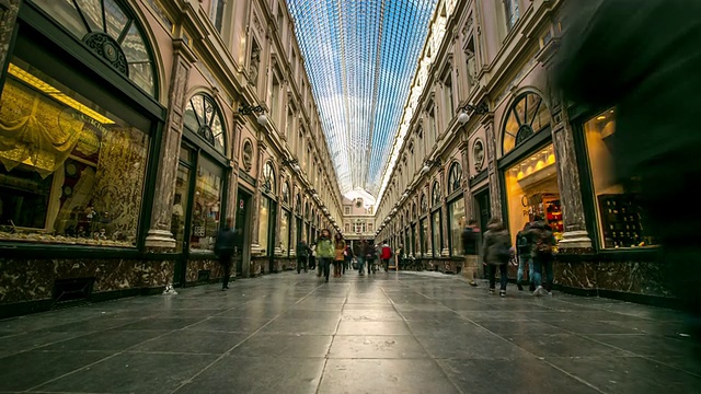 高清延时:行人在画廊大广场比利时布鲁塞尔购物视频下载