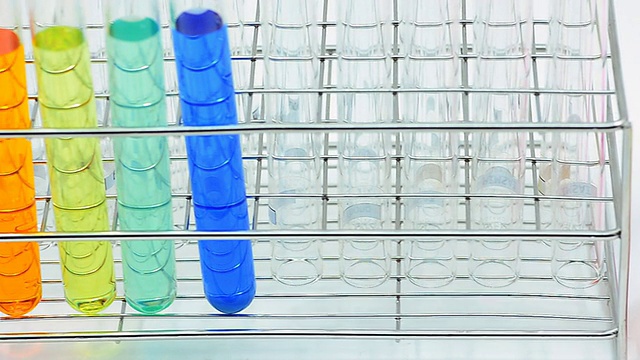 特写淘金:不同的玻璃器皿中有多种颜色的化学物质视频素材