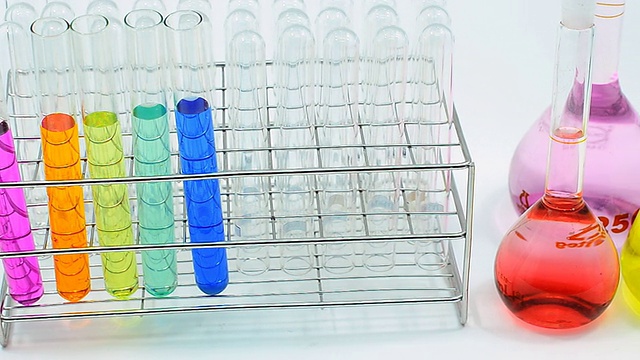 淘洗:不同玻璃器皿中多种颜色的化学物质视频素材