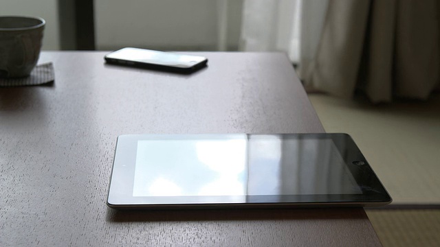 桌子上的数字平板在房间视频下载
