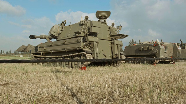 夏季战场上的HMMWV和坦克视频素材