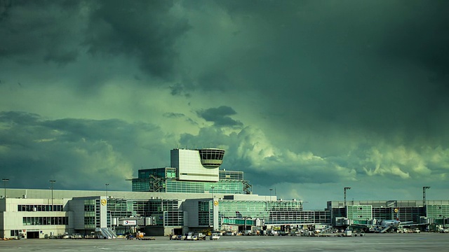 法兰克福机场控制塔台的时间间隔视频素材