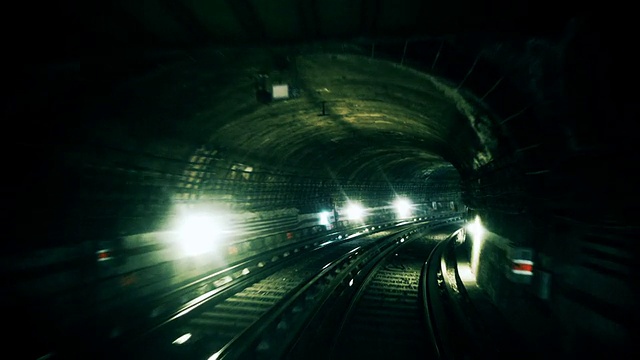 匆匆穿过地铁隧道视频下载