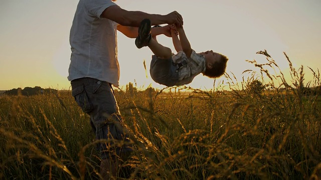 爸爸和他的儿子在草地上玩视频素材