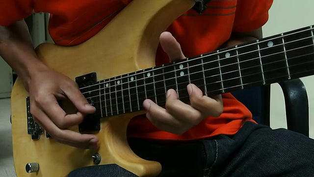 弹吉他closemusi-up视频素材