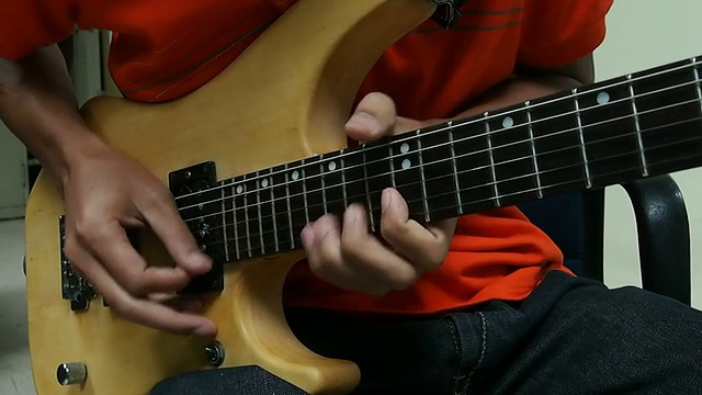 一个人在弹电吉他视频素材