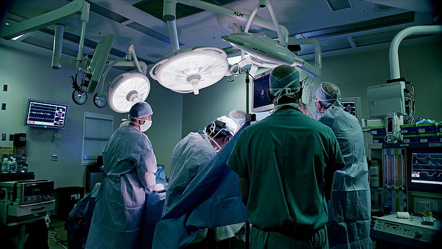 宽镜头，外科医生在医院的手术室里进行手术视频下载