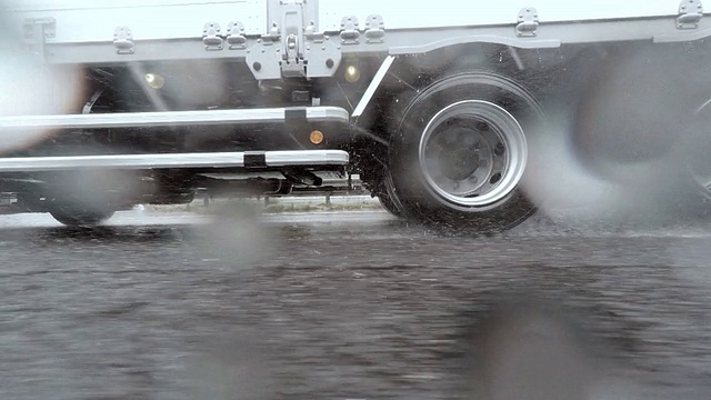 汽车驾驶在雨天-侧视图视频素材