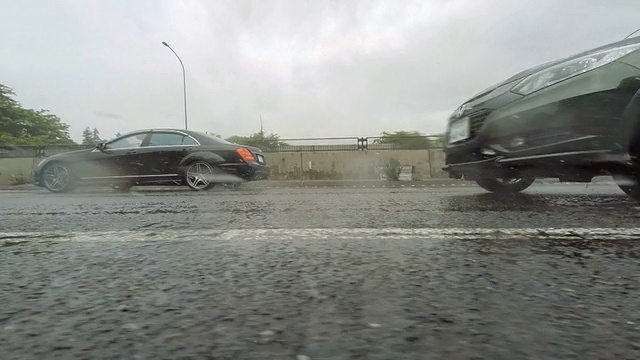 汽车驾驶在雨天-侧视图视频素材