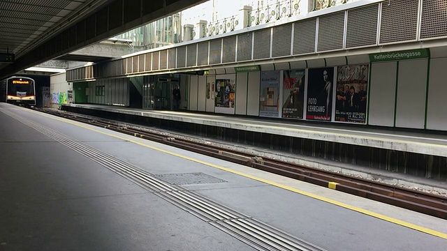维也纳通勤列车进站视频素材