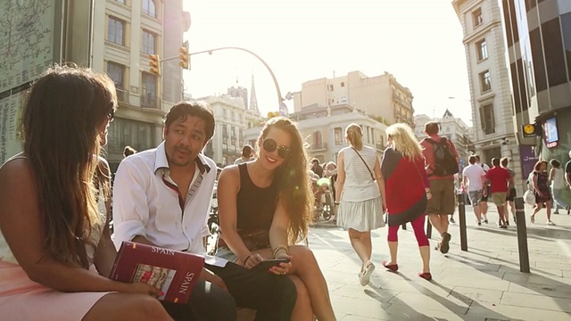 游客在巴塞罗那与导游手册视频素材