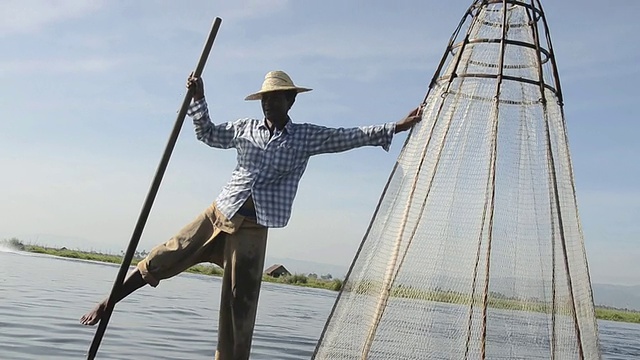 缅甸掸邦nyaunshwe Intha渔民腿部划船图片视频素材