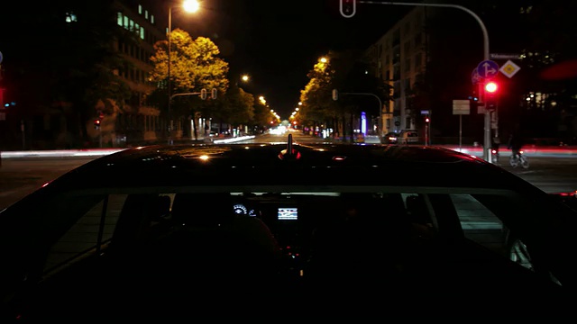 带天线的MS T/L POV汽车在德国巴伐利亚州慕尼黑夜间行驶在城市的中间地带视频下载