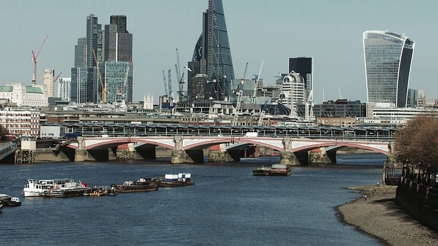 泰晤士河上空的伦敦城视频素材
