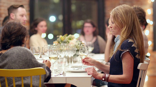 微软:两位女性朋友在晚宴上聊天视频素材
