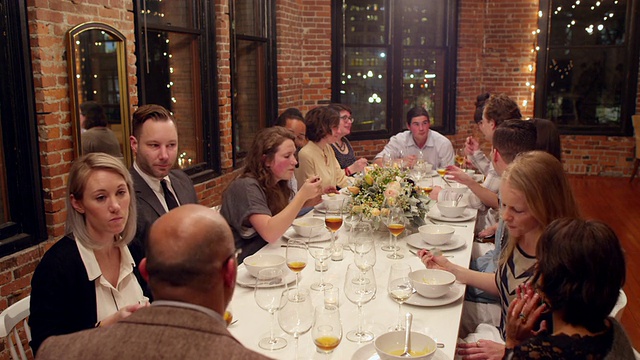 一群朋友在阁楼聚会时一起吃饭视频素材