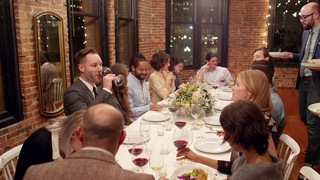 一群朋友在阁楼的晚宴上享用主菜视频素材