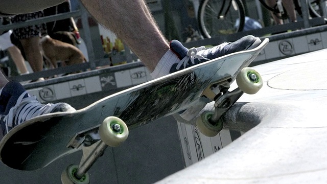 CU SLO MO拍摄于美国加州威尼斯的溜冰场视频下载