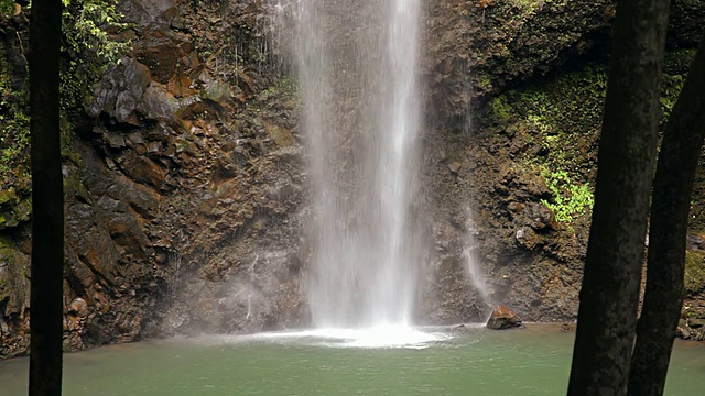 密林瀑布MS View of Secret Falls / Wailua，考艾岛，夏威夷，美国视频下载