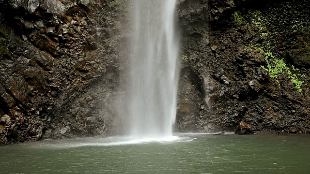 瀑布底部的CU细节/怀卢瓦，考艾岛，美国夏威夷视频下载
