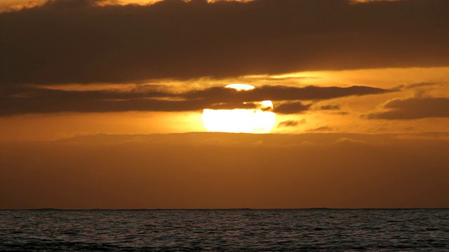 美国夏威夷考艾岛，太平洋/波利赫海滩上的日落视频下载