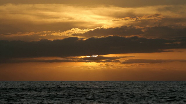 美国夏威夷考艾岛太平洋/波利赫海滩日落时太阳从云层中出来的照片视频下载