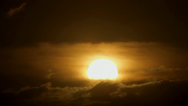 美国夏威夷考艾岛波利赫海滩，云间日落视频下载