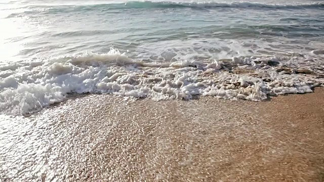 美国夏威夷考艾岛，海浪向沙滩/波利赫海滩袭来视频下载