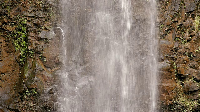 美国夏威夷考艾岛，神秘瀑布和岩壁的CU细节视频下载