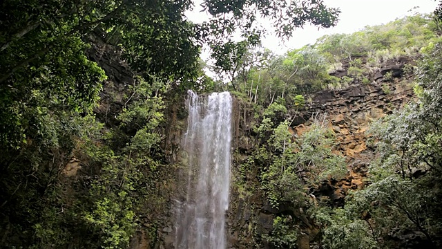 图女士拍摄的秘密瀑布/怀鲁阿，考艾岛，夏威夷，美国视频下载