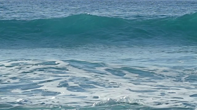 美国夏威夷考艾岛，海浪冲击着沙滩/波利赫海滩视频下载