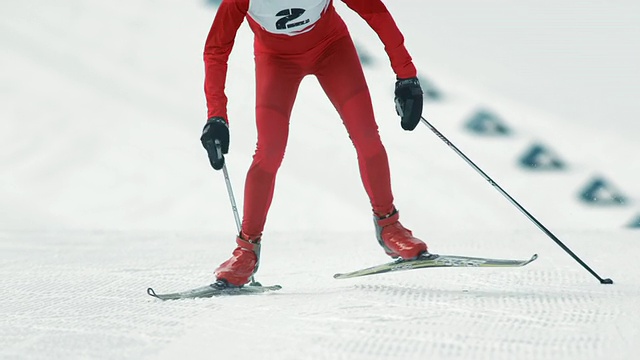 SLO MO滑冰技术在滑雪轨道上视频素材
