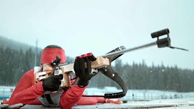 SLO MO滑雪运动员以俯卧姿势瞄准目标视频素材