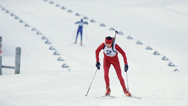 SLO MO女运动员在越野滑雪比赛视频素材