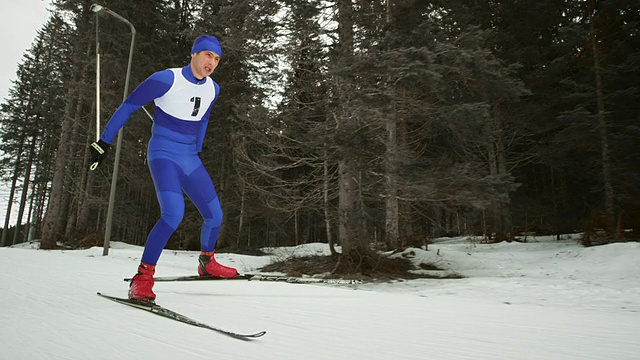 SLO MO男子越野滑雪运动员视频素材