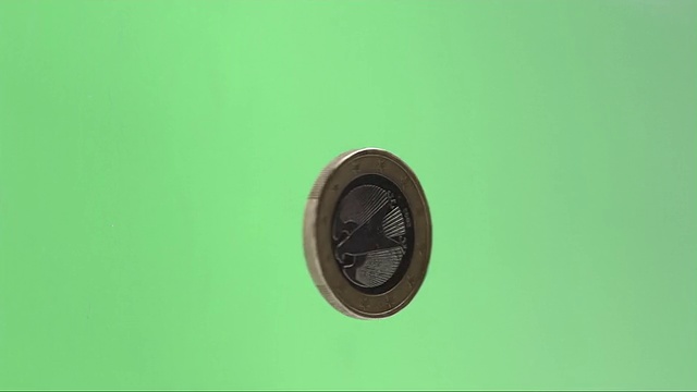 绿色屏幕前方旋转的欧洲欧元硬币视频下载