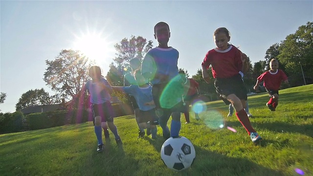 孩子们踢足球视频素材