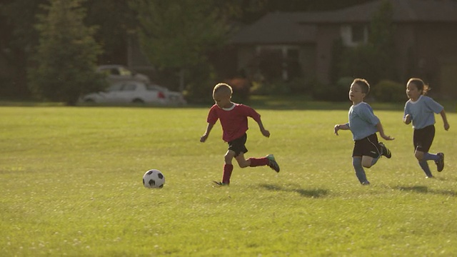 孩子们踢足球视频素材