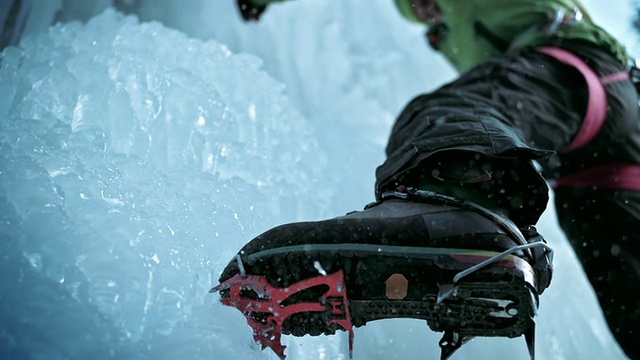 攀冰者用冰爪在冰上挖洞的SLO动作视频素材
