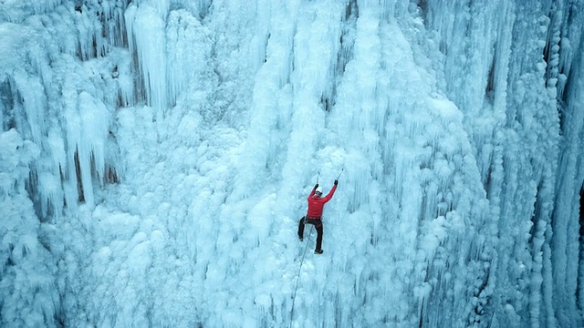 在陡峭的斜坡上接近冰攀登者视频素材