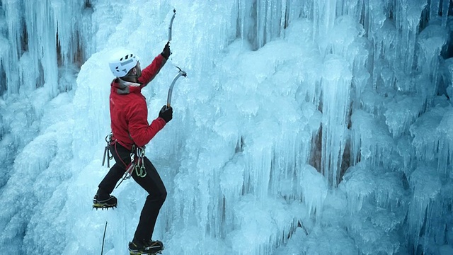 用冰斧对抗陡峭的冰坡视频素材