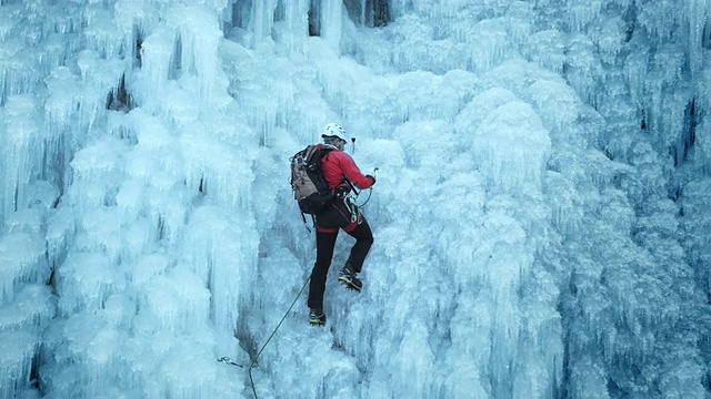 冰坡攀登者上升视频素材