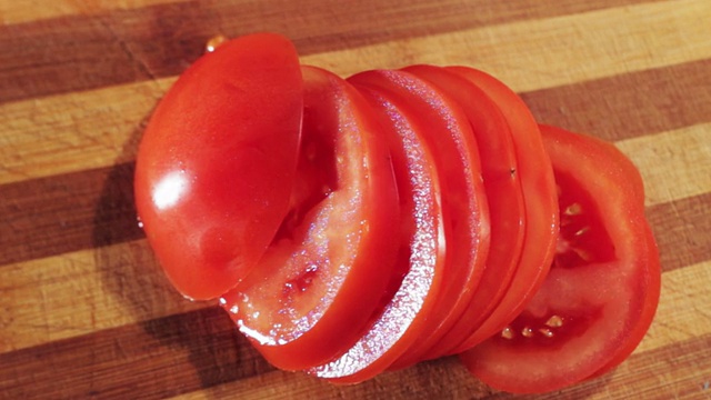 女人用手切西红柿视频下载