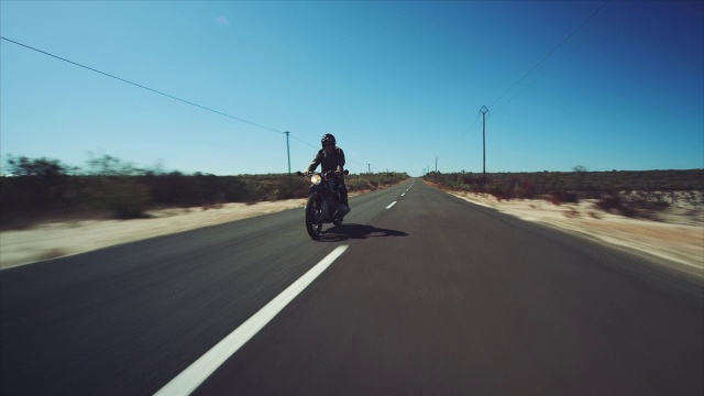 一个男人在高速公路上骑着摩托车视频素材