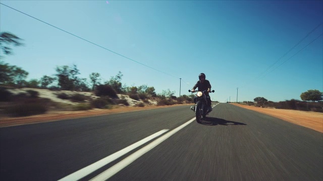 一个男人在高速公路上骑着摩托车视频素材